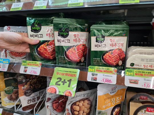 CU가 제일제당과 손잡고 김치 제품 행사를 진행한다. <BGF리테일 제공>